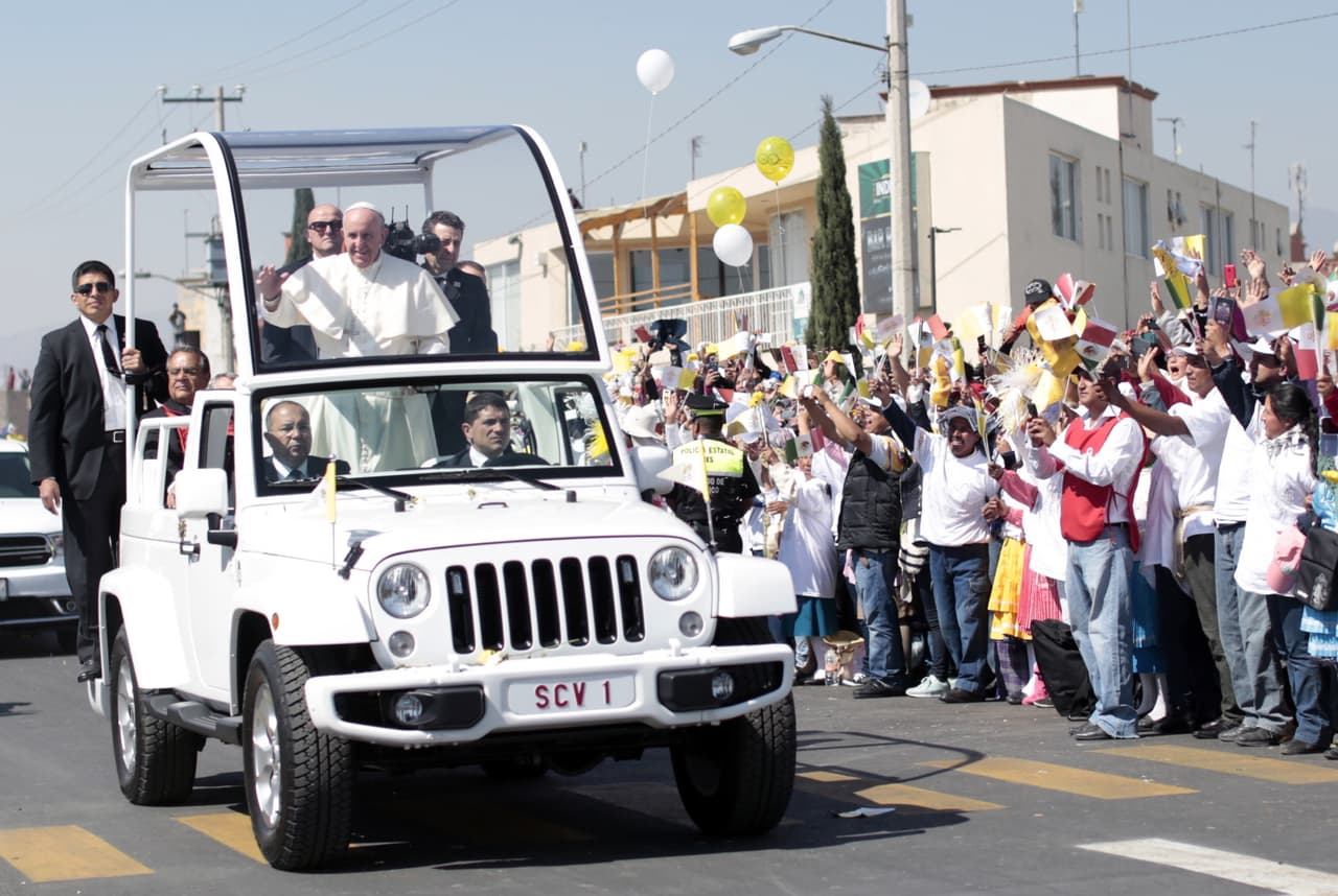 Cientos de personas hicieron una 'valla humana' en el camino del Papa hacia 'El Caracol'.