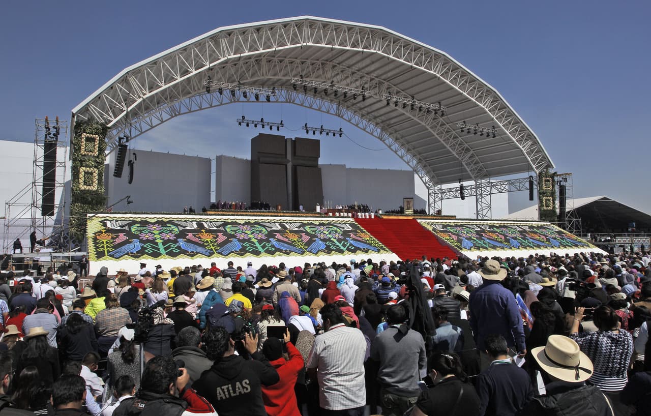 A las 11:45C inició la homilía en el altar adornado con hermosos tapetes hechos por artesanos de Tlaxcala.
