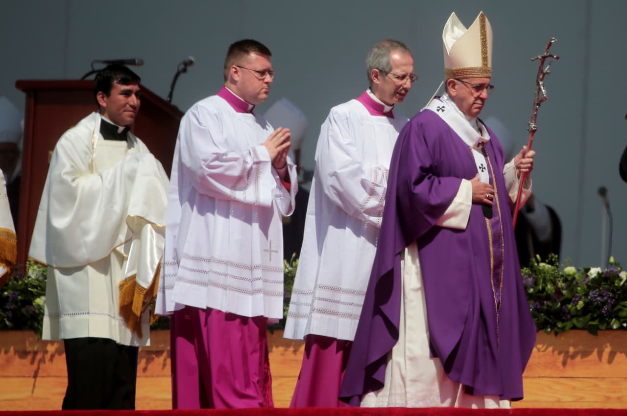 Llevaba la indumentaria religiosa en color morado por ser el inicio de la Cuaresma.