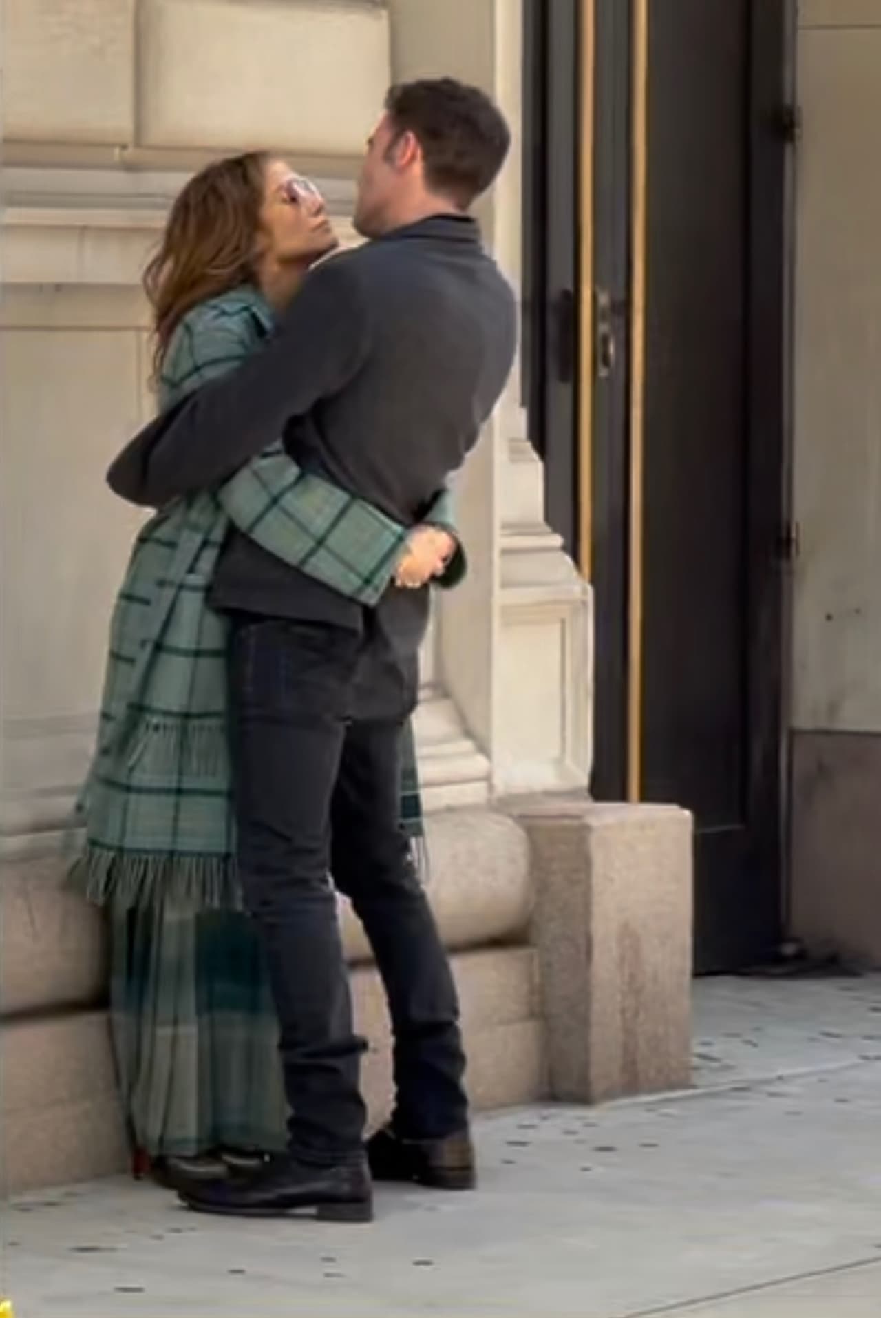 Optó por un estilo elegante y apropiado para la temporada 
<b><a href="https://www.dailymail.co.uk/tvshowbiz/article-10031049/Jennifer-Lopez-packs-PDA-Ben-Affleck-NYC-Central-Park-concert.html" target="_blank">con un abrigo Dior </a></b>a cuadros de la colección AW20, según reseñó el Daily Mail. 
<br>