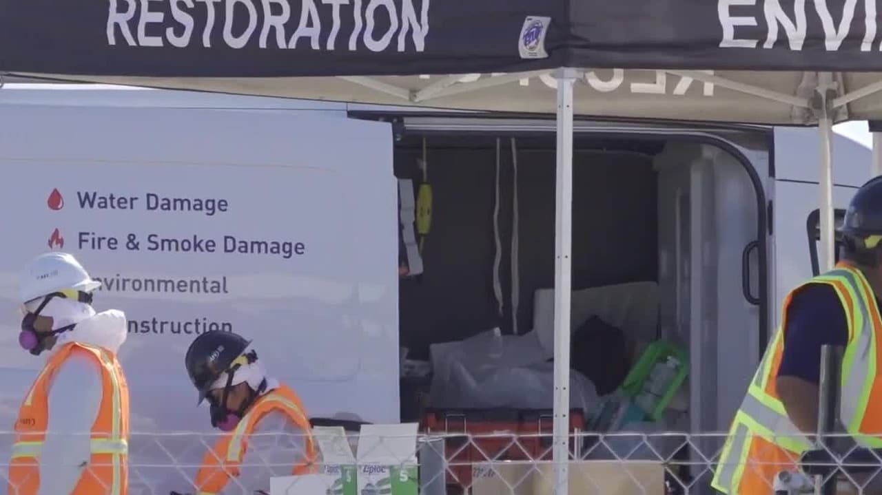 Comienza limpieza ambiental del hangar histórico de Tustin, donde 27 escuelas seguirán cerradas
