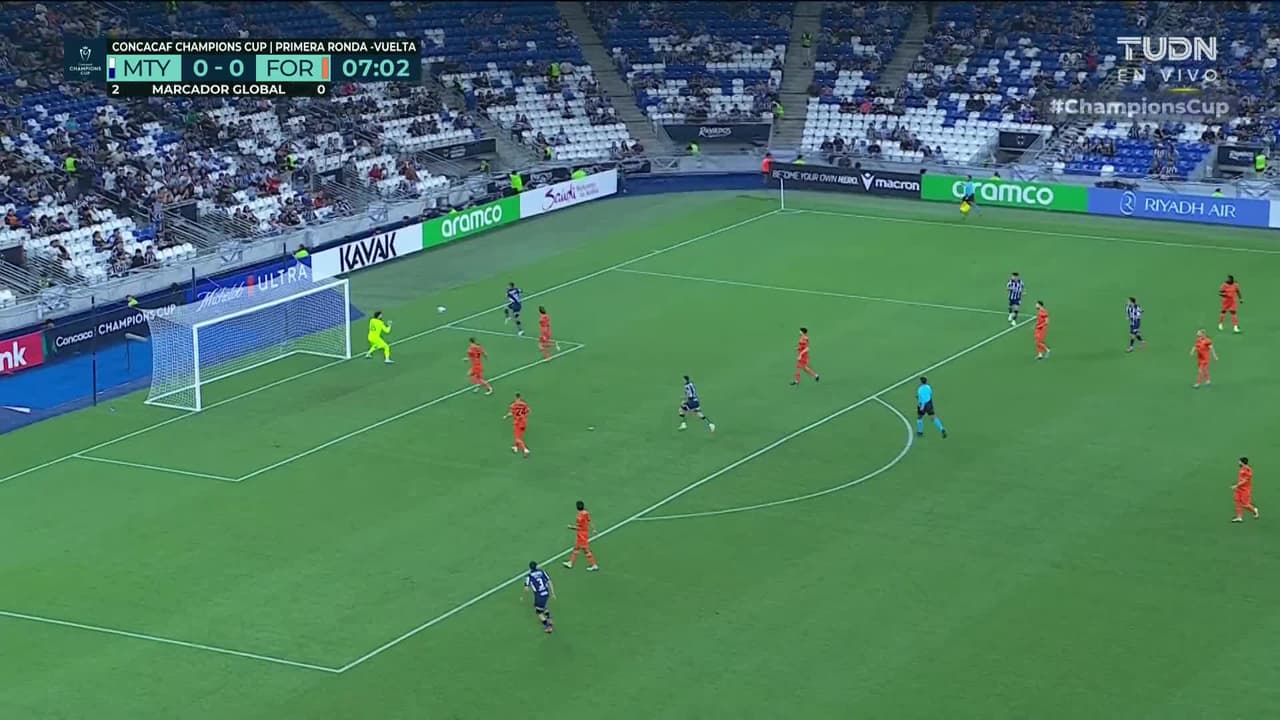 Cerca ‘Tecatito’ Corona de abrir el marcador