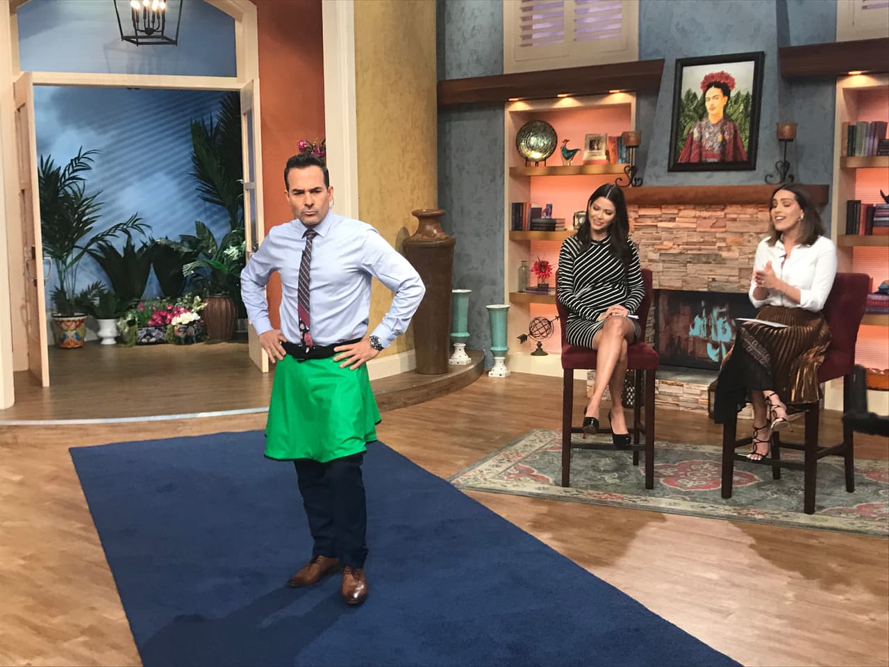 Carlos incorporó el sabor latino en esta falda verde brillante.