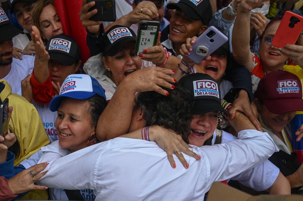La desinformación, así como la violencia las amenazas y las dudas sobre transparencia electoral, ha tenido su papel en la compleja campaña presidencial colombiana. De reportes periodísticos falsos a citas inventadas: la desinformación atacó sin tregua tanto a Petro como su rival derechista Gutiérrez.
<br>
<br>