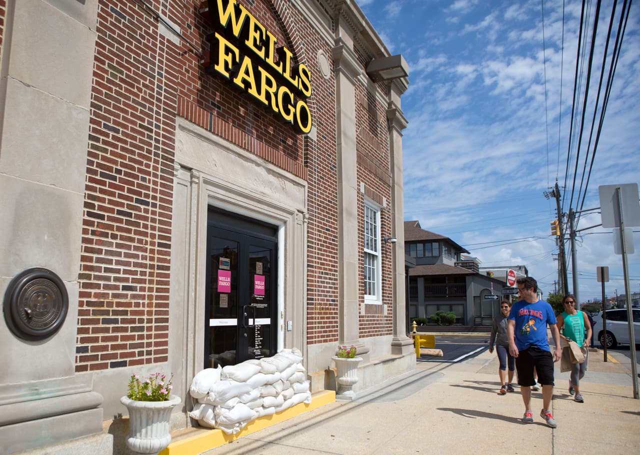 De cara al sol, prevenidos en el Wells Fargo de Margate, Nueva Jersey.