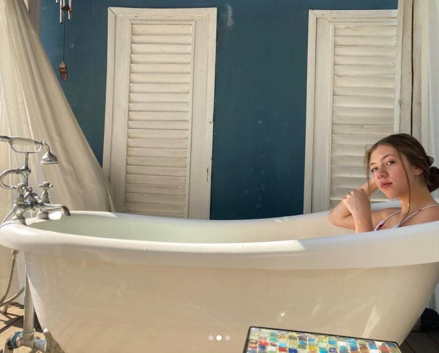 Desde su embarazo, la actriz ha declarado que Jorge Salinas nunca se ha hecho cargo de su hija y Valentina tiene claro que
<b><a href="https://www.univision.com/entretenimiento/es-cosa-del-pasado-jorge-salinas-sobre-andrea-noli-y-su-hija-no-reconocida">su padre "no existe</a></b>".
<br>