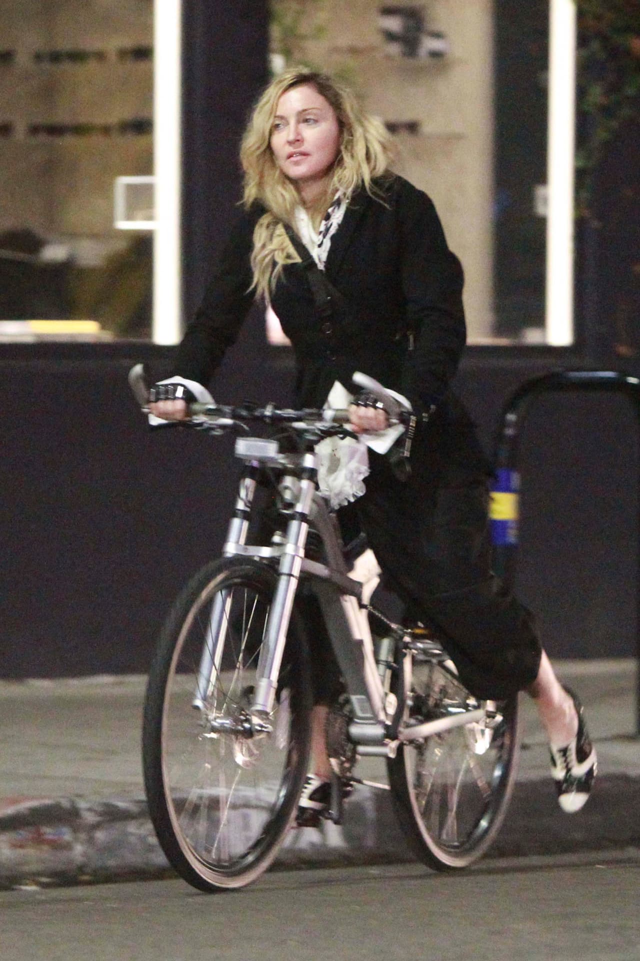 Madonna fue vista corriendo bicicleta en Los Ángeles.