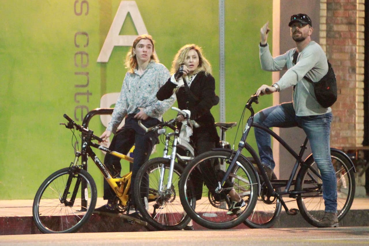 Su padre es Guy Ritchie quien es conocido como director de películas.