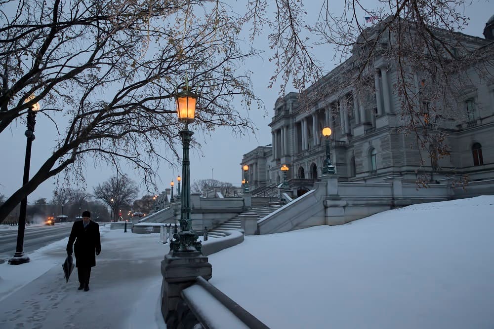 La ciudad de Nueva York y Providence, Rhode Island, suspendieron las clases en las escuelas públicas por precaución.