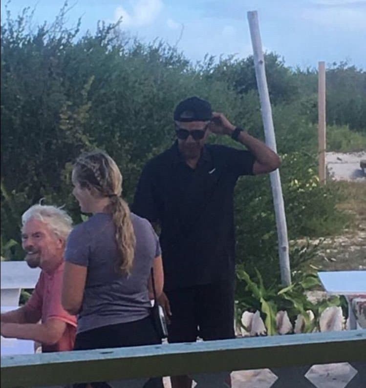 Después de ocho años de vestimenta de etiqueta, Michelle y Barack están desafiando todo protocolo en lo que se refiere a su estilo. Mientras Barack se deja fotografiar en shorts y con la gorra para atrás, Michelle aparece en leggins y
<i>flip flops</i>.
