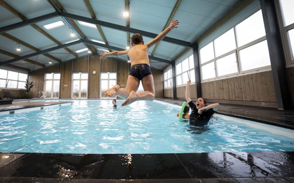 Clases gratis de natación bajo techo y en piscinas climatizadas en NYC