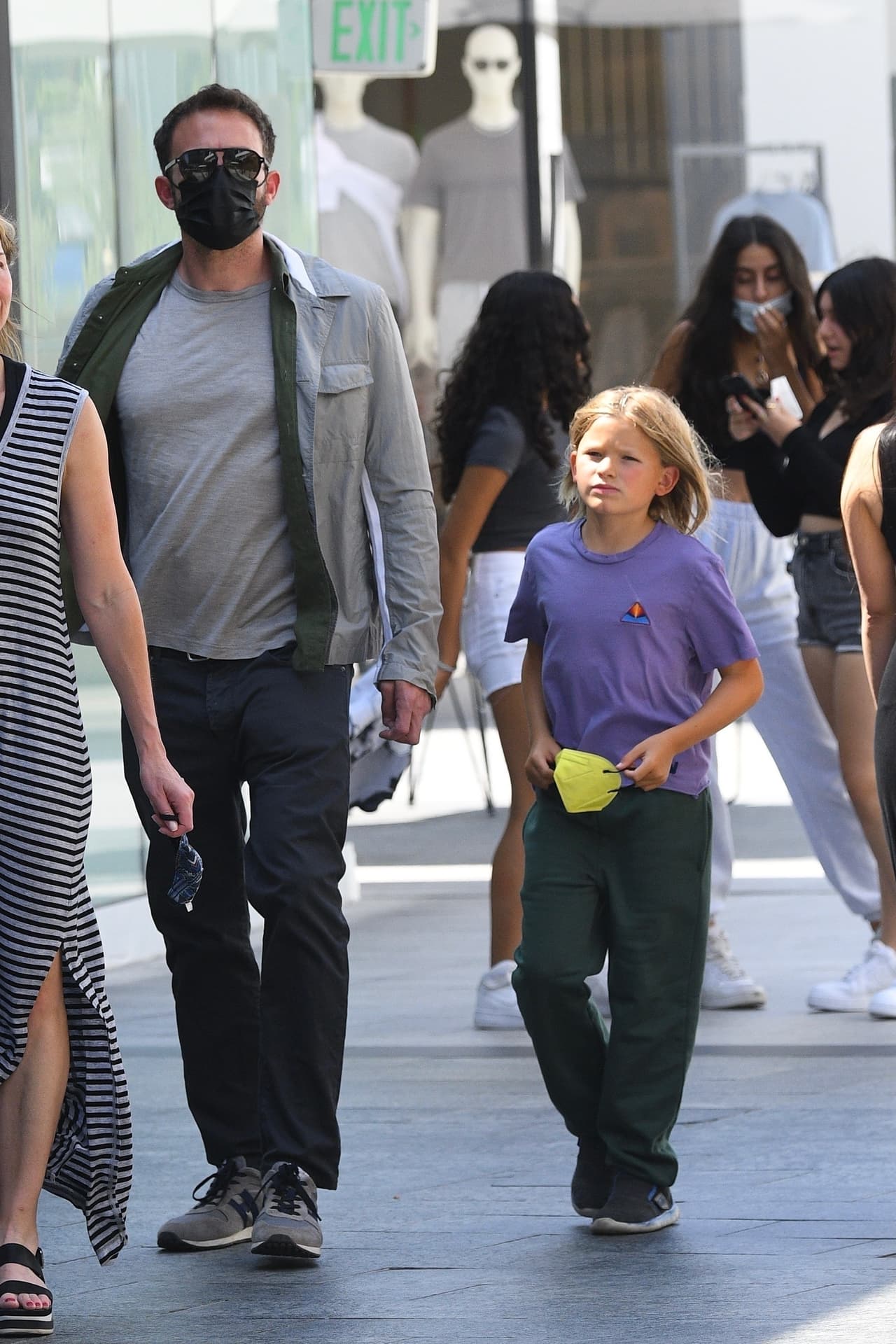 Aunque el actor no salió de la afamada joyería con una sortija de compromiso, sí le ha regalado alhajas a la cantante. 
<br>