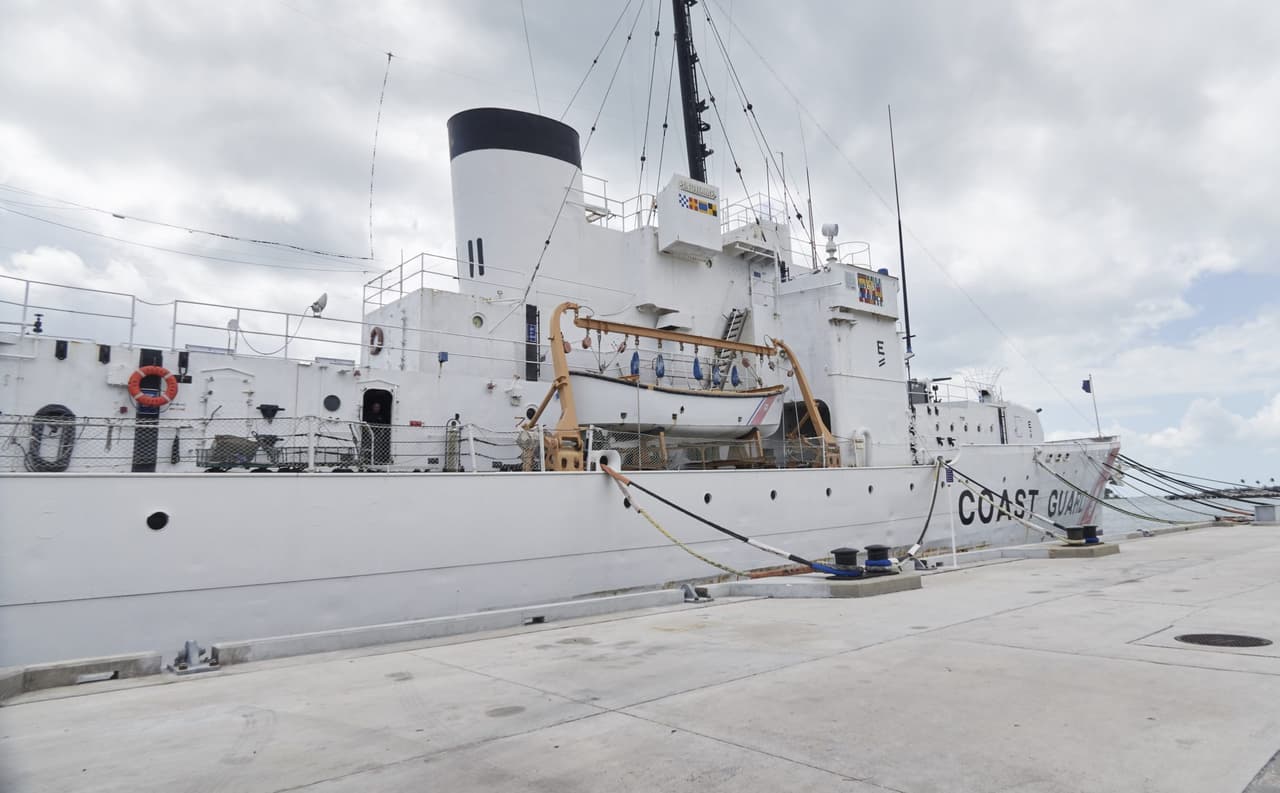Este es el barco de la guardia costera en el cual llegaron las piezas de arte a Key West.