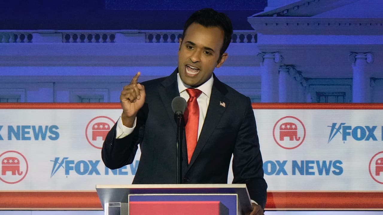 El empresario y precandidato presidencial republicano Vivek Ramaswamy habla durante el primer debate presidencial republicano organizado por Fox News el miércoles 23 de agosto de 2023 en Milwaukee.
