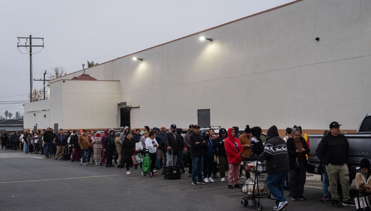 ¿Qué es la 'peregrinación de la masa' y por qué provoca largas filas en Los Ángeles?