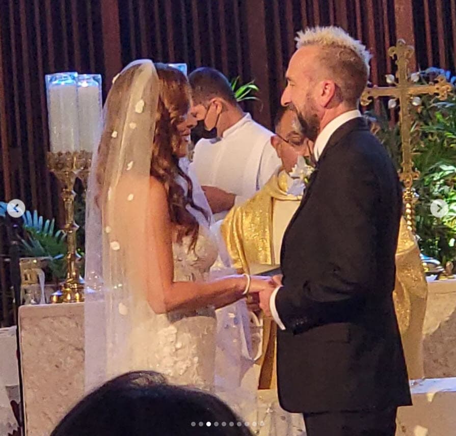 La pareja, que 
<b><a href="https://www.univision.com/shows/el-gordo-y-la-flaca/tanya-charry-romance-sebastian-jimenez-fotos" target="_blank">se conoció gracias a Gloria Trevi</a></b> y su esposo Armando González, fue acompañada por sus más queridos amigos tanto en la ceremonia religiosa como en la espectacular fiesta en el Mandarin Oriental de 'La Ciudad del Sol'. 
<br>