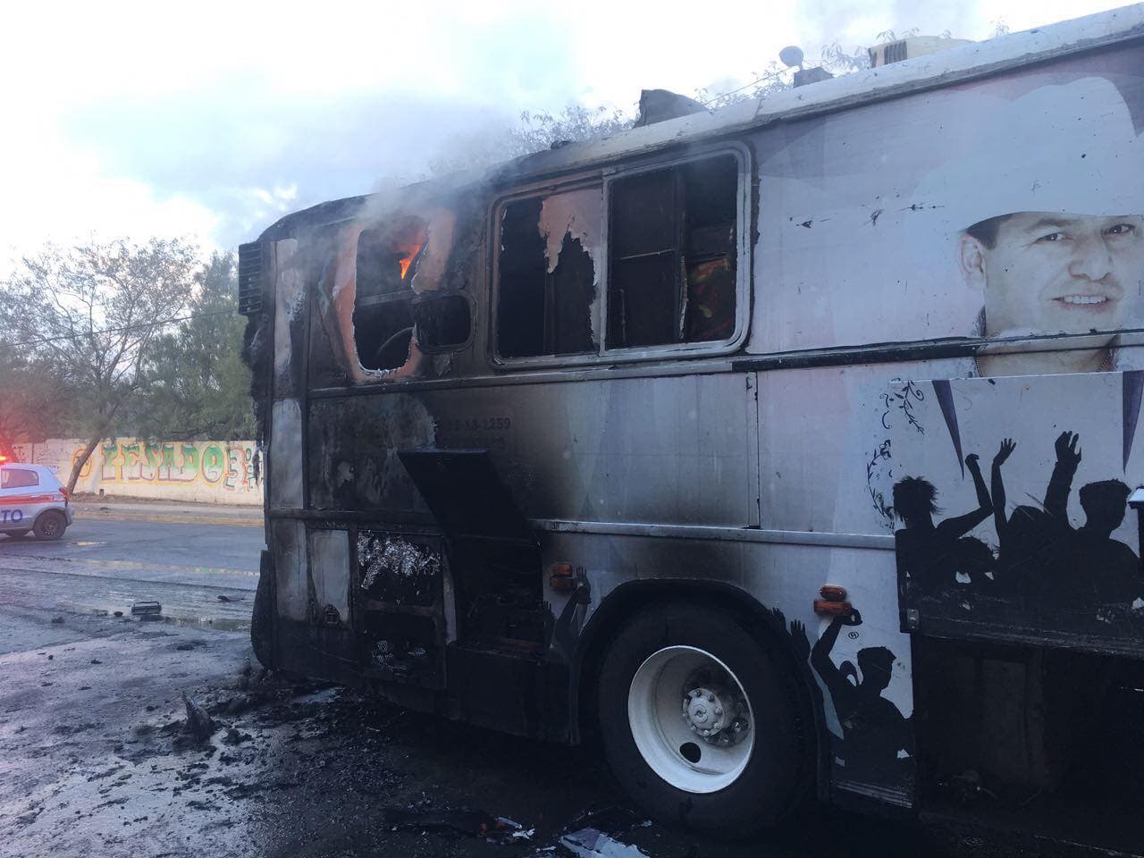 La agrupación regia, estaba a punto de llegar a su destino cuando les avisaron que de la parte trasera salía mucho humo. Inmediatamente se orillaron, todos se bajaron del camión y vieron cómo el fuego consumía su transporte.