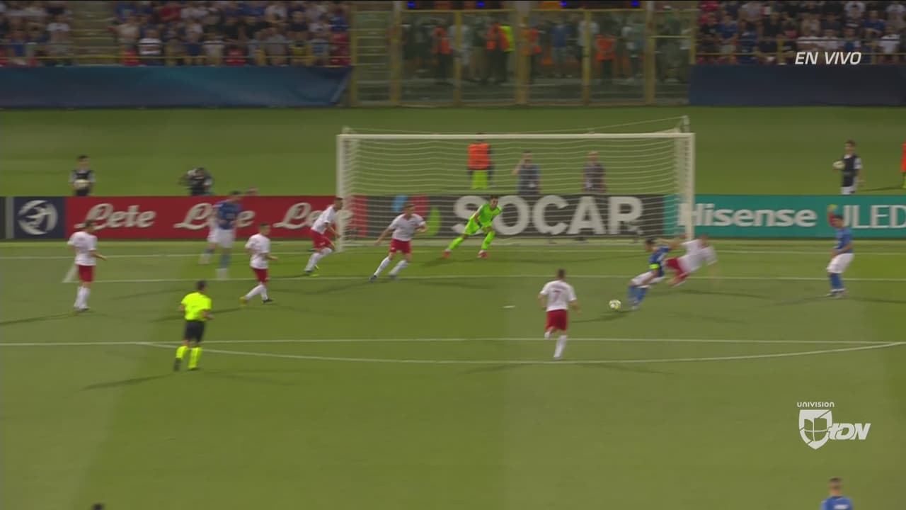 Federico Chiesa le sirvió pleno el primero de Italia a Mandragora y este lo falló garrafalmente