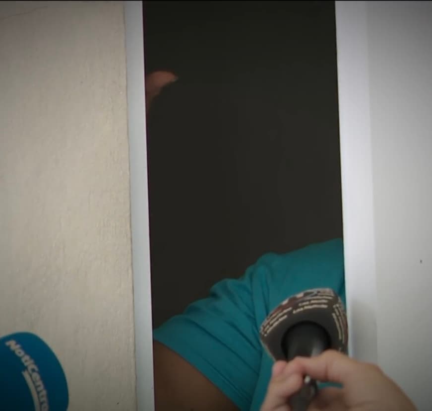 “Llego y me dijo ‘mami, maté a alguien’ y yo no le creía”, cuenta su afligida madre mientras cubría su cuerpo detrás de la puerta de su casa. 
<br>