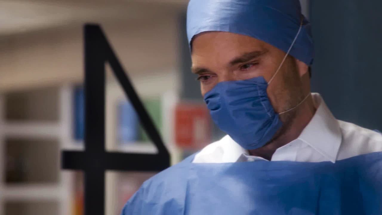 Al saber que Alejandra había despertado, Carlos insistió en hablar con ella. Al estar en su cuarto, Alejandra le pidió una explicación sobre el hombre que lo acompañaba el día que fue herida.