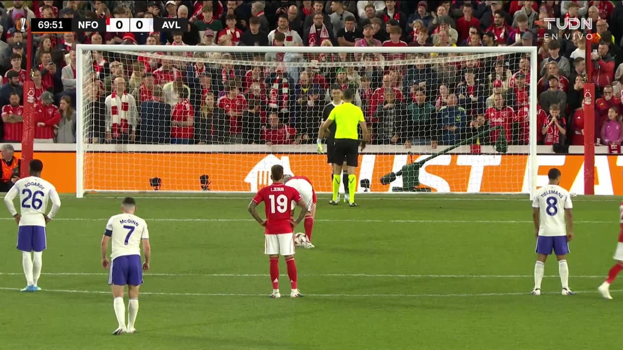 ¡GOL!  anota para Nottingham Forest. Chris Wood