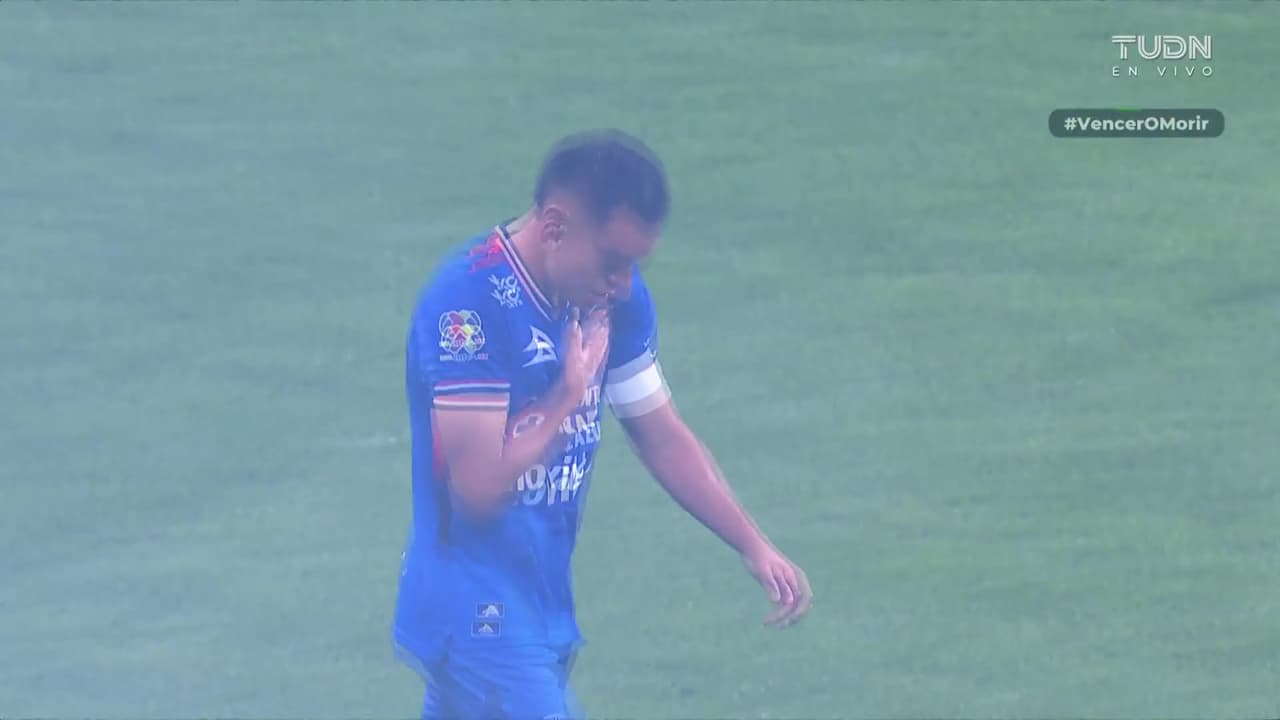 ¡Golazo enfermo de Charly Rodríguez! Tiro bombeado imposible para Whalley