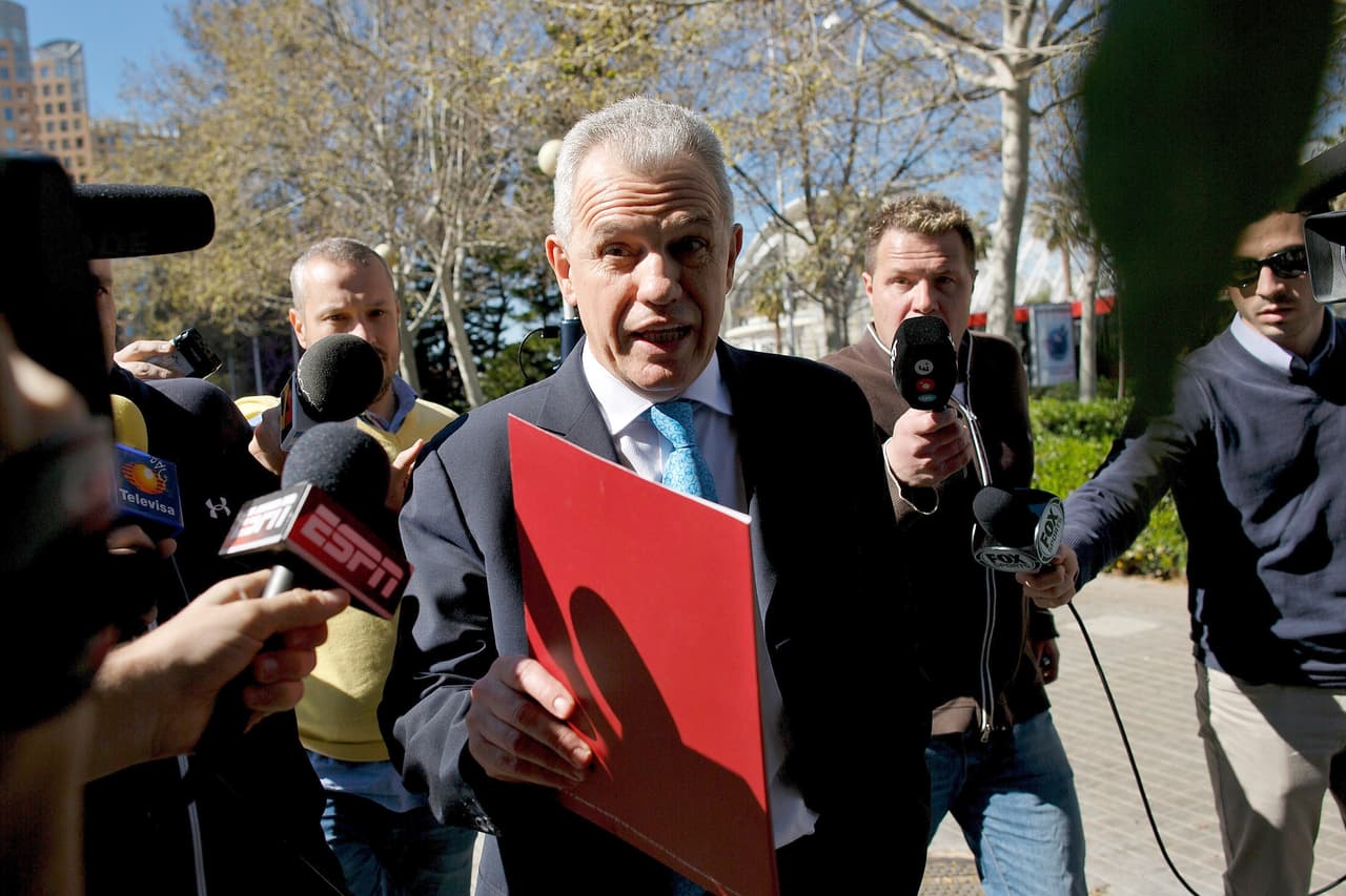 En 2010 es presentado en el Real Zaragoza con el objetivo de mantener al equipo en Primera División y salvarlo del descenso. El ‘Vasco’ logró su objetivo, pero una victoria polémica ante el Levante destapó rumores sobre un soborno, donde los jugadores del Levante recibieron la cuantiosa suma de 1 millón 730 mil millones de euros para dejarse ganar y evitar el descenso.