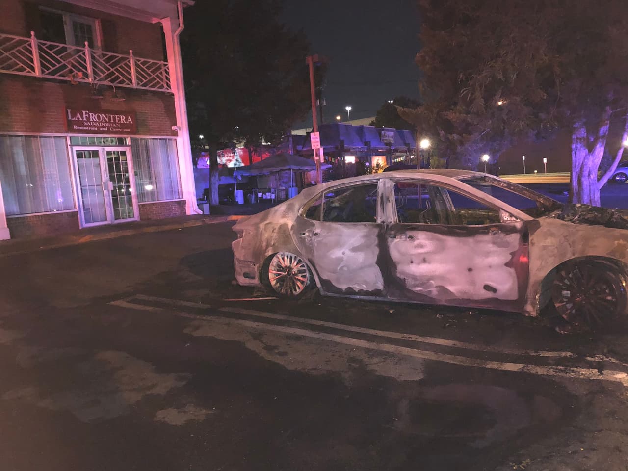 Pasaron unos 45 minutos para que los equipos respondieran a un llamado en 3 Russell Avenue por varios vehículos en llamas. Allí encontraron fuego en el área de almacenamiento del restaurante La Frontera y en una valla cercana.