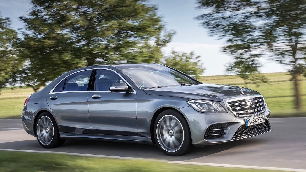 <h3 class="cms-H3-H3"><b>Cualquier Mercedes-Benz sedán</b></h3>
<br>Nunca antes en su historia Mercedes-Benz había diseñado sedanes tan hermosos como la línea que actualmente se puede ver en sus concesionarios. Y eso es mucho decir porque el salón de la fama de los carros hermosos está lleno de sedanes Mercedes-Benz de todos los tiempos. La belleza no es lo único que garantizó el puesto de los sedanes de Mercedes-Benz en esta lista, sino también la fluidez de sus líneas que invocan 
<b>romance y serenidad</b>.