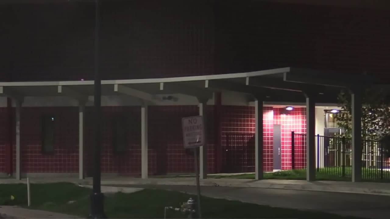 Mujer en silla de ruegas se hace pasar por ciega para engañar a estudiantes 