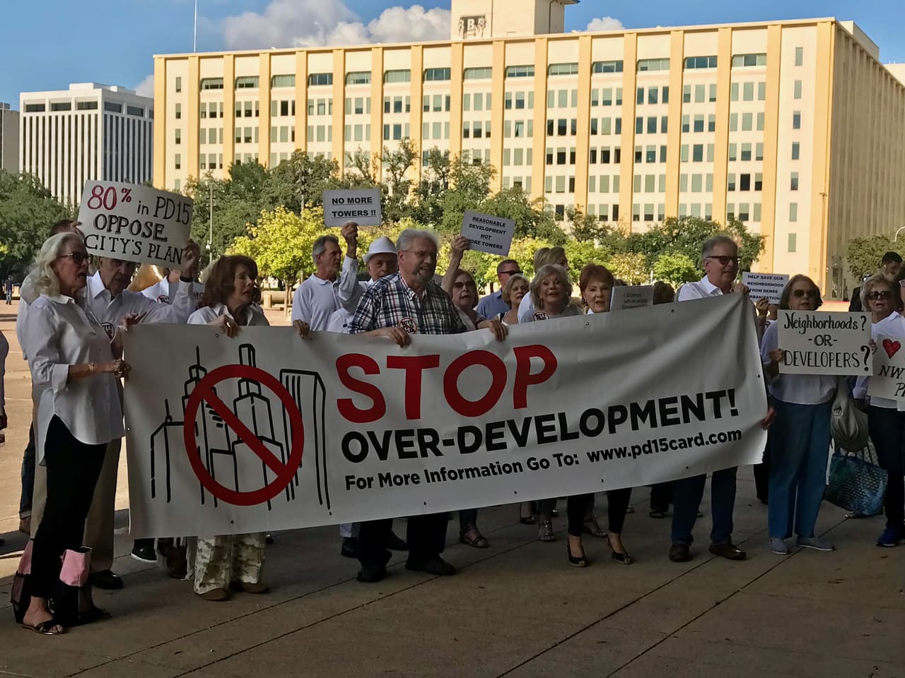 El área está ubicada entre el periférico Northwest Highway y la Preston Road. Los terrenos se quedaron vacantes luego de que los condominios “Preston Place”, fueran destruidos por un incendio en el 2017.
<br>