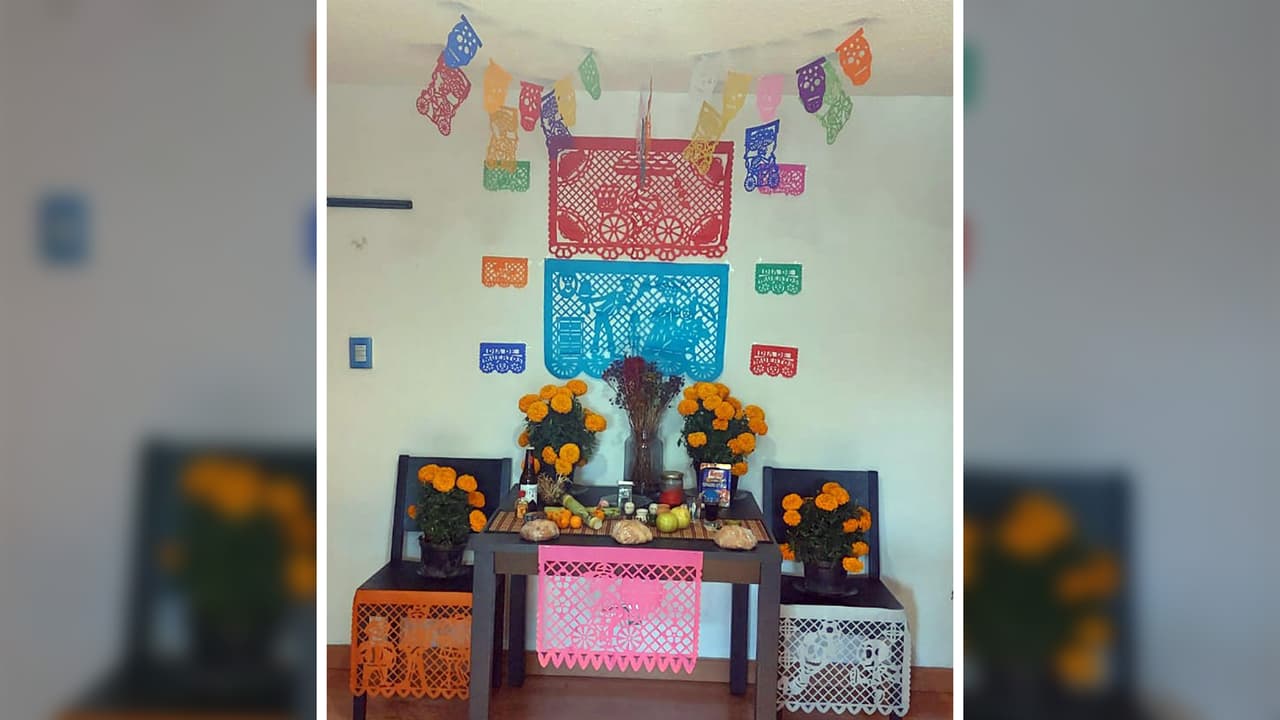 La familia Rendón nos envía esta foto de su altar. Este año, no sólo está dedicado a sus familiares, sino a su muy querido compañero Argos.