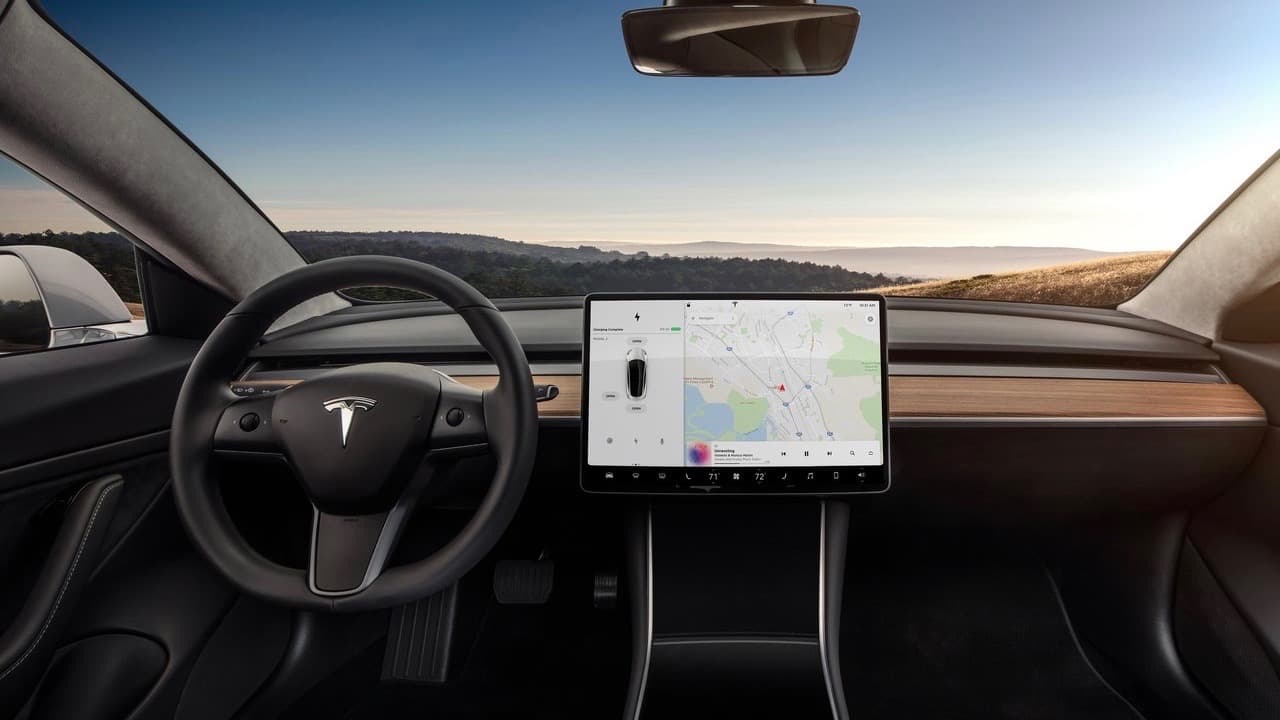 Elon Musk, el fundador de Tesla, ha hablado de una versión de motor dual y tracción en las 4 ruedas, pero por ahora el motor eléctrico del Tesla Model 3 propulsa las ruedas traseras produciendo 258 caballos de fuerza en la versión con batería regular y 271 caballos de fuerza en la versión con batería extendida.