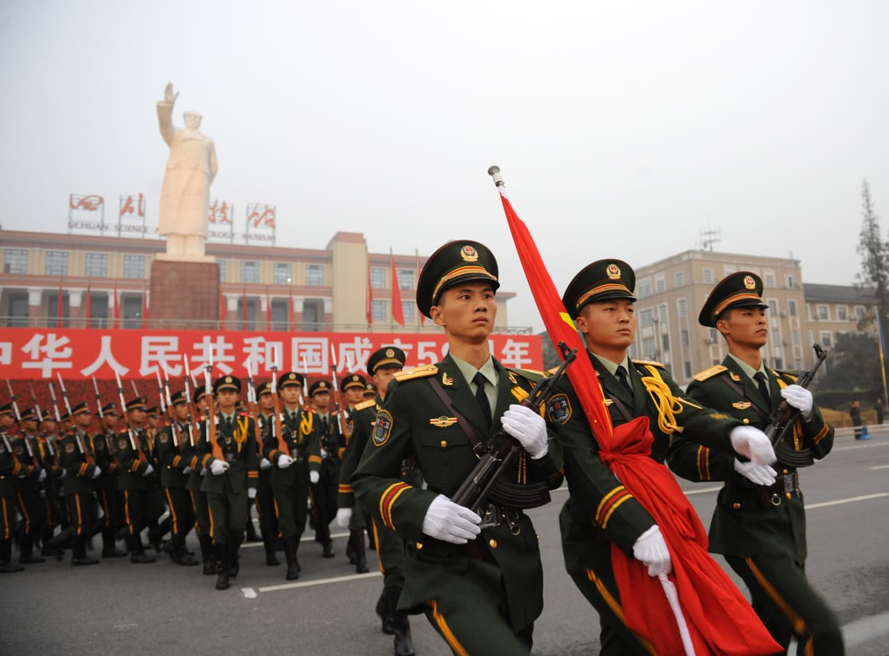 <b>Puesto 3. China. </b>La población del gigante asiático es de casi 4,000 millones de personas y el total de militares chinos entre activos y reservistas es de 2,696,000. Tiene 3,187 aeronaves militares, 13,050 tanques, 714 buques (un portaaviones, 33 destructores y 76 submarinos, entre otros). Su 
<i>Powerindex</i> es de 0.0945 puntos.