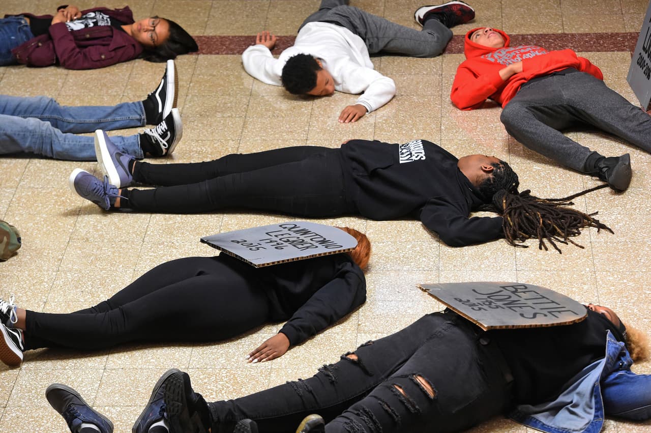 Jóvenes de Chicago participaron en una protesta contra el uso excesivo de la violencia policial.