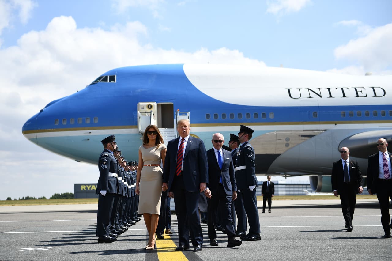 Donald Trump y su esposa durante su llegada a Londres, Reino Unido. Allí cumplirán una agenda de cuatro días, que incluirá conversaciones con la primera ministra Theresa May, té con la reina Isabel II y un fin de semana privado en Escocia, acompañado de numerosas protestas.