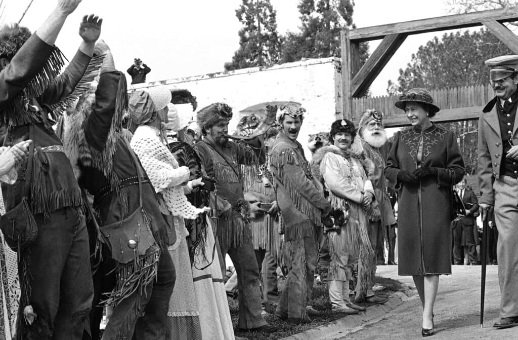 Después la pareja real fue invitada a una presentación en el
<b>Fuerte Sutter,</b> donde pudieron ver cómo era la vida anteriormente en el área, con actores personificados como montañeses, nativos americanos y pioneros.