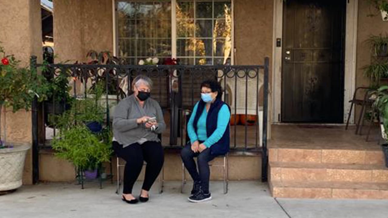 "Salva las Señoras": Programa brinda alimentos a mujeres latinas, indocumentadas y mayores de 65 años