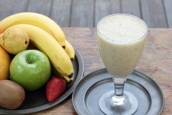 Cómo hacerlo. Mezcla en una licuadora dos tazas de leche, una manzana mediana, cuatro cucharadas de avena, dos cucharadas de miel y media cucharadita de extracto de vainilla.