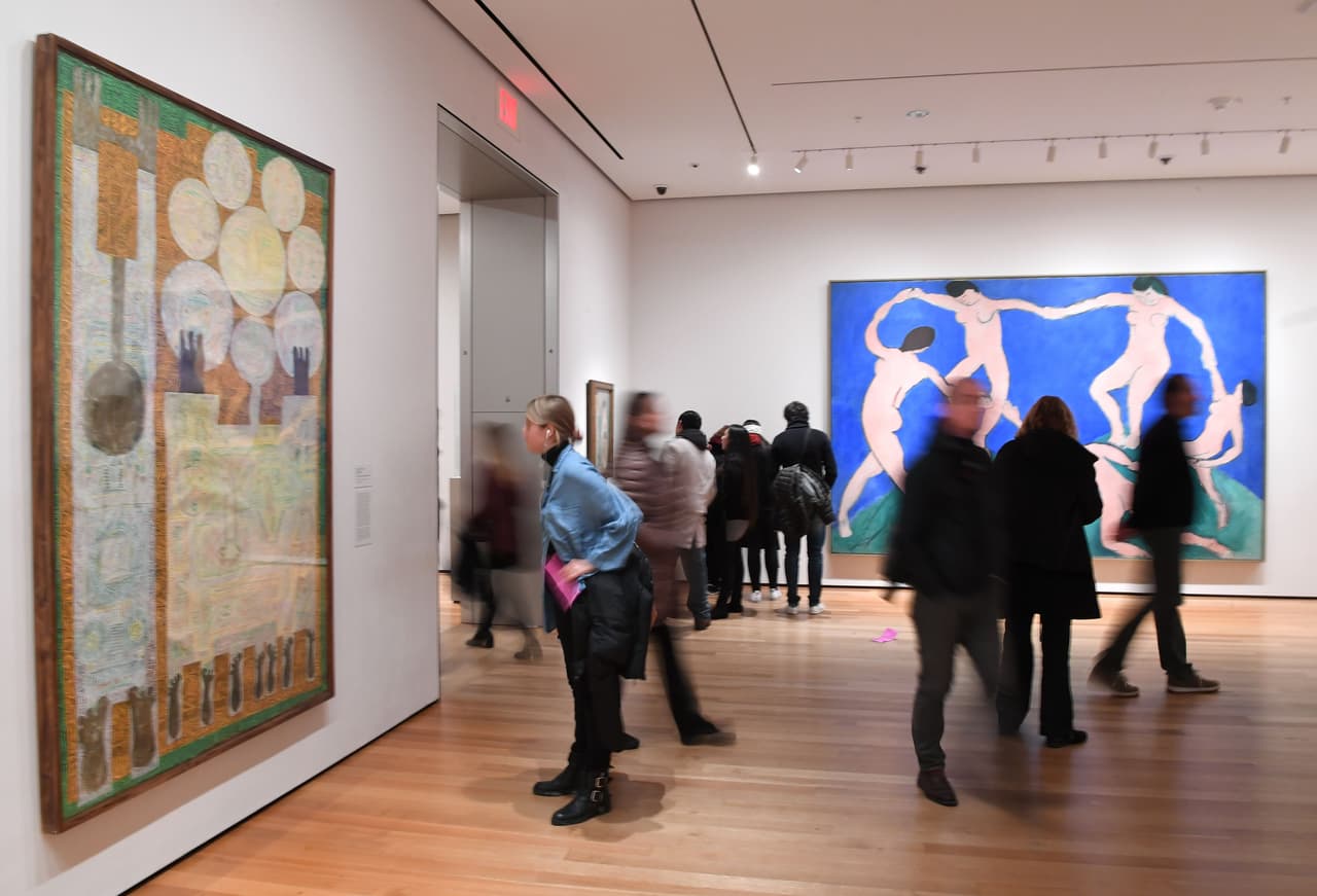 La protesta del MoMa se suma a una serie de manifestaciones en rechazo a la medida de Donald Trump de vetar de manera temporal el ingreso a EEUU de ciudadanos de siete países de mayoría musulmana, en las que Nueva York ha tenido un papel fundamental. Esta misma semana, 
<b><a href="http://www.univision.com/nueva-york/wxtv/noticias/refugiados/las-bodegas-de-nueva-york-cierran-en-protesta-al-veto-migratorio-a-refugiados-y-musulmanes#rel">1,000 bodegas administradas por yemeníes de esa ciudad cerraron</a></b> para expresar su descontento ante la orden ejecutiva del presidente, que también suspende la entrada al país de refugiados.