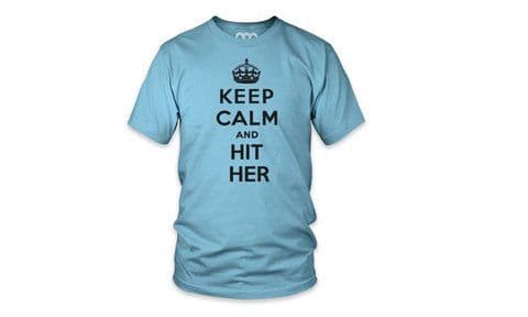 4. PLAYERAS QUE INCITAN A LA VIOLENCIA CONTRA LA MUJER. Amazon se vio obligado a sacar de su lista unas playeras con leyendas como “Keep calm and hit her” (guarda la calma y golpéala), evidentemente por fomentar la violencia contra la mujer. El retiro de las prendas, que estuvieron disponibles en colores rosa, amarillo, blanco, verde y café, entre otros, no fue inmediato. (Imagen tomada de Twitter).