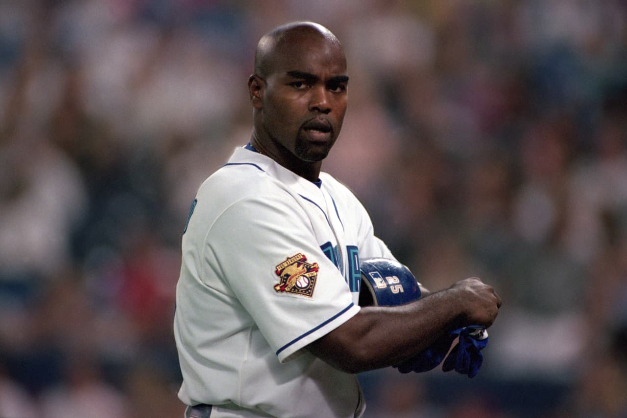 Carlos Delgado dejó muy clara su protesta en 2004, cuando como jugador de los Blue Jays se sentó durante el himno nacional por estar en contra de los ataques de Estados Unidos a Iraq y Afganistán.