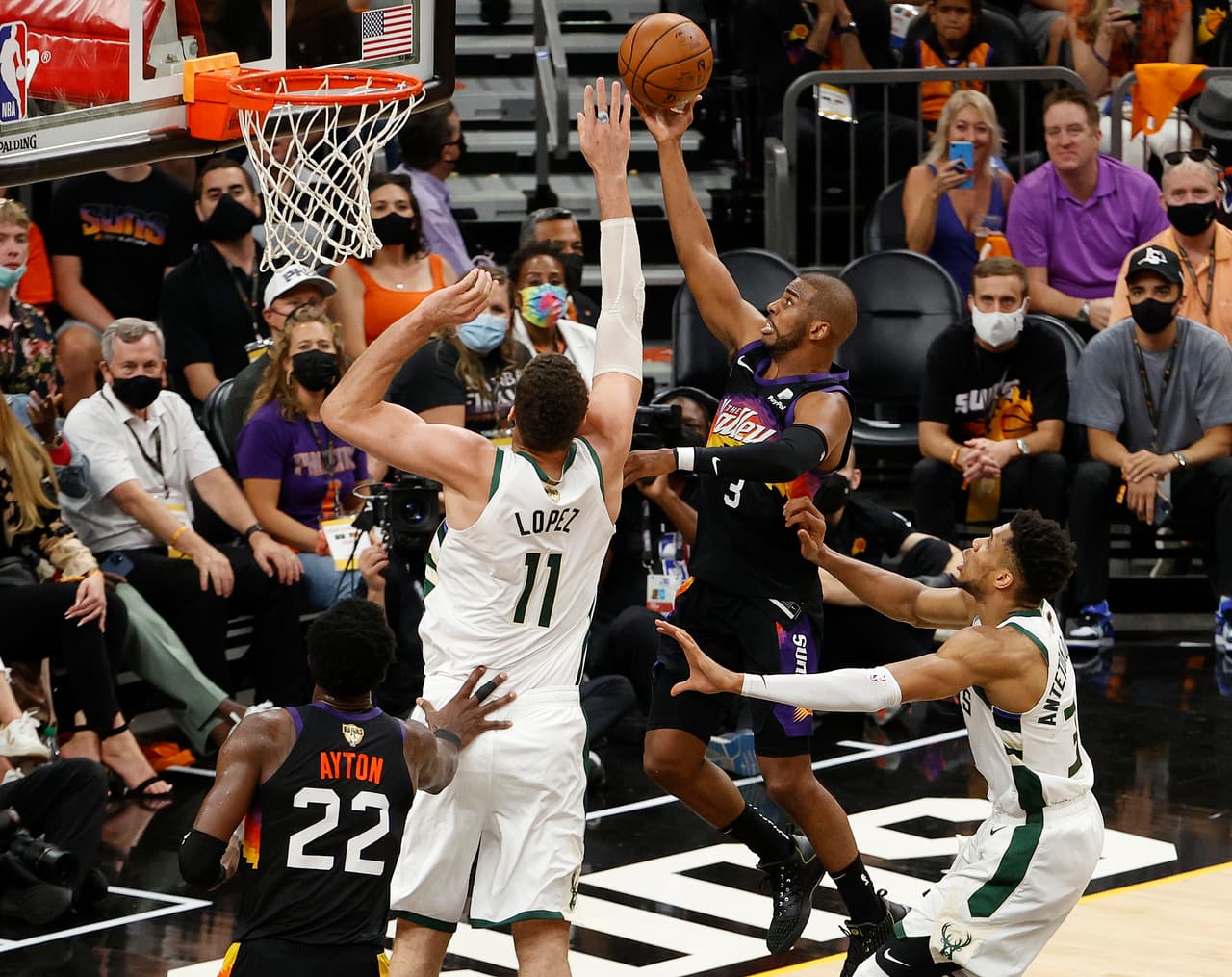 Chris Paul # 3 de los Phoenix Suns sube para un tiro contra Brook Lopez # 11 de los Milwaukee Bucks durante la primera mitad del Juego Cinco de las Finales de la NBA en Footprint Center el 17 de julio de 2021 en Phoenix , Arizona.