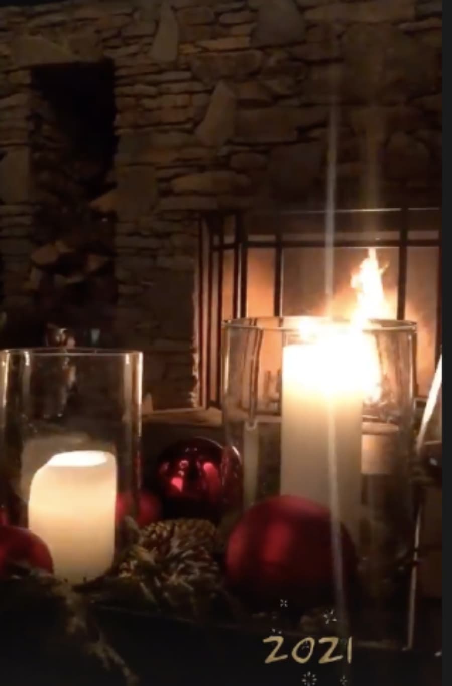 Una cena a la luz de las velas y con la chimenea encendida fue suficiente para que la conductora festejara el Año Nuevo.