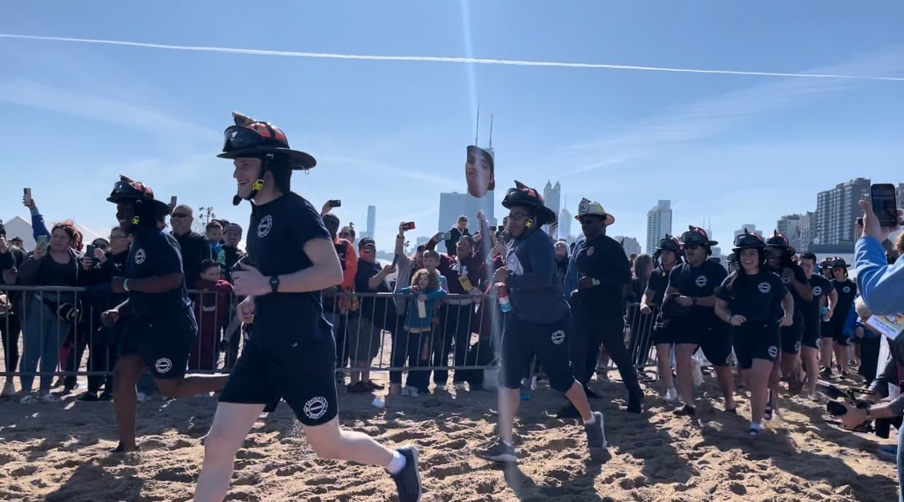 El cuerpo de Bomberos de Chicago fue de los volunarios más esperados de la mañana.