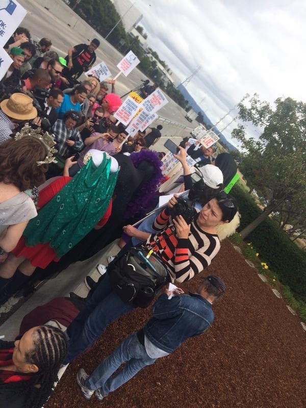 Decenas protestan contra política de “nombres reales” de Facebook