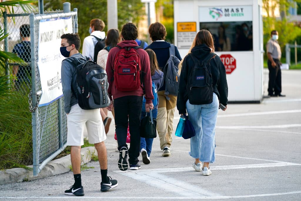 25 maestros y 200 estudiantes en cuarentena en una escuela de Miami tras un brote de coronavirus