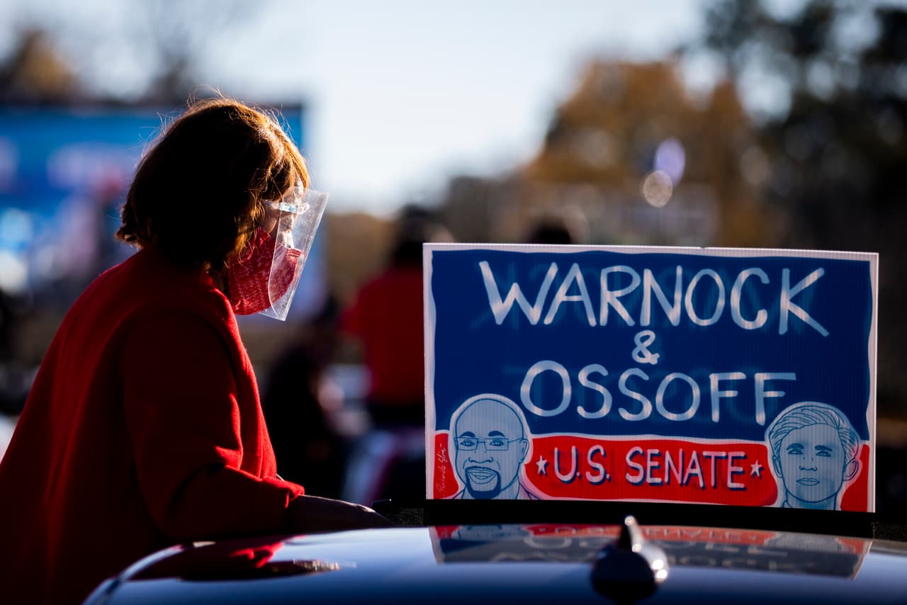 Simpatizantes de los candidatos demócratas esperan a la vicepresidente Kamala Harris en un evento este domingo a dos días de las elecciones de segunda vuelta en Georgia. El mismo día que el presidente Trump llamó al secretario de estado de Georgia, Brad Raffensperger, para presionarlo a "encontrar" votos para anular los resultados de las elecciones.