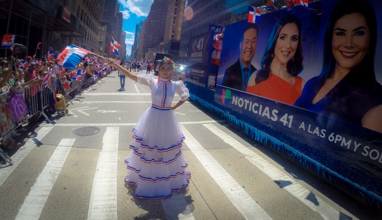 Una niña exhibe un traje típico dominicano.