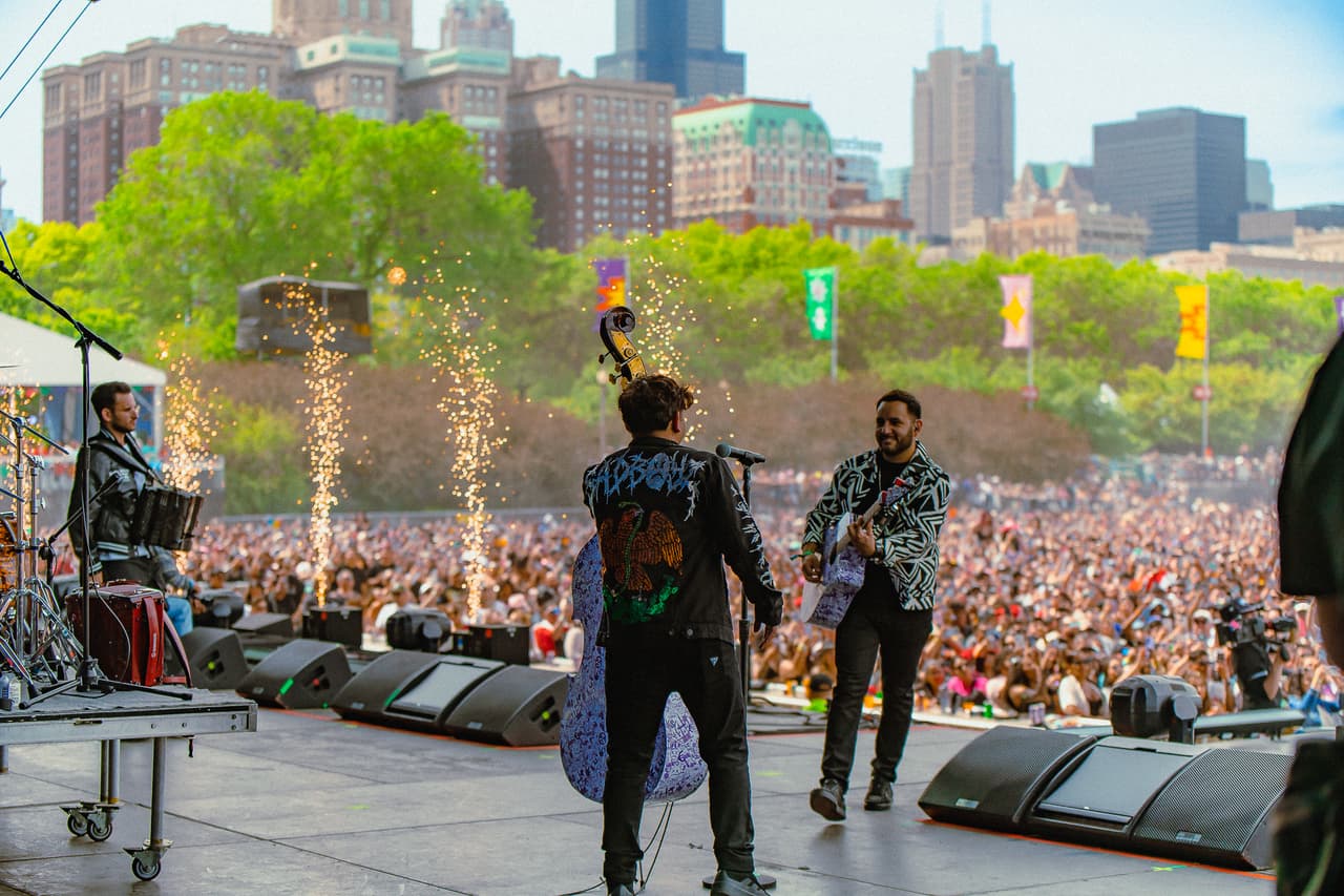 Los corridos tumbados del originario de Guanajuato hicieron vibrar el escenario.